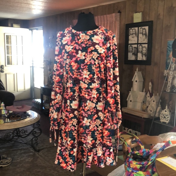 NWT Beautiful Bright Floral Colorful BCBGeneration Dress 👗 Size 12 - Picture 15 of 17